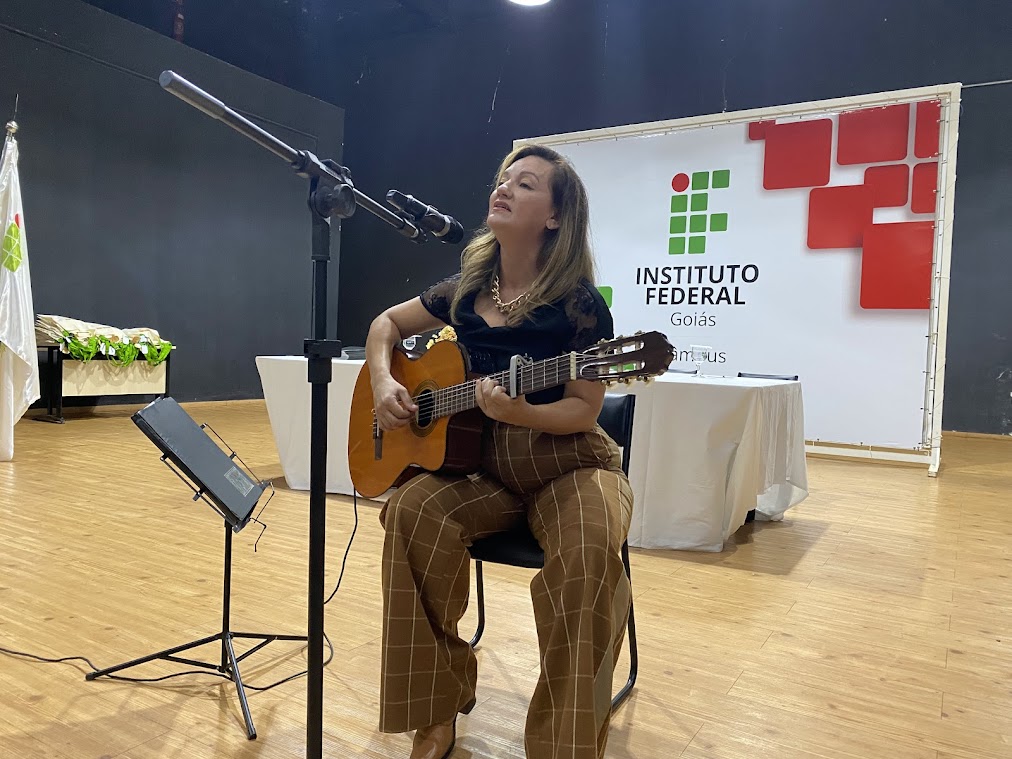Professora Daniela Oliveira durante apresentação musical